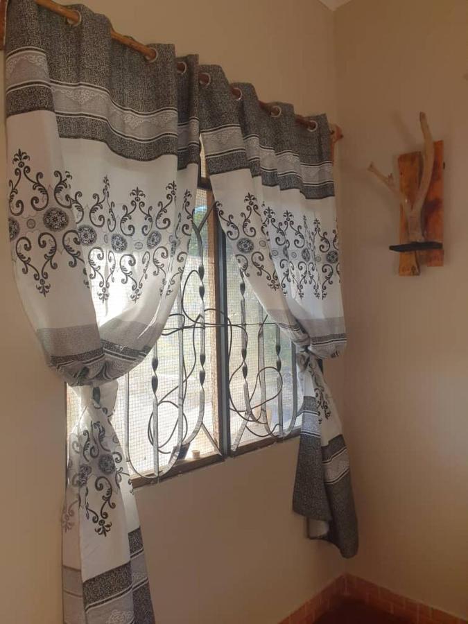 キリンドニ Rasta House Bed & Breakfast エクステリア 写真