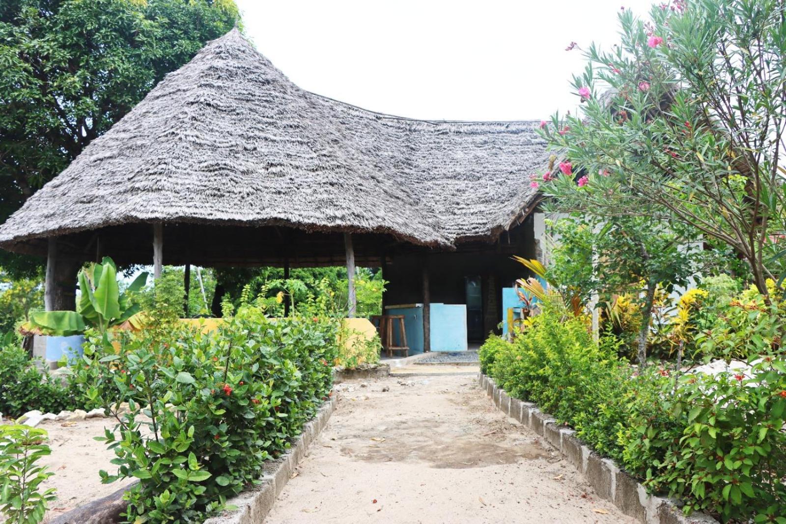 キリンドニ Rasta House Bed & Breakfast エクステリア 写真